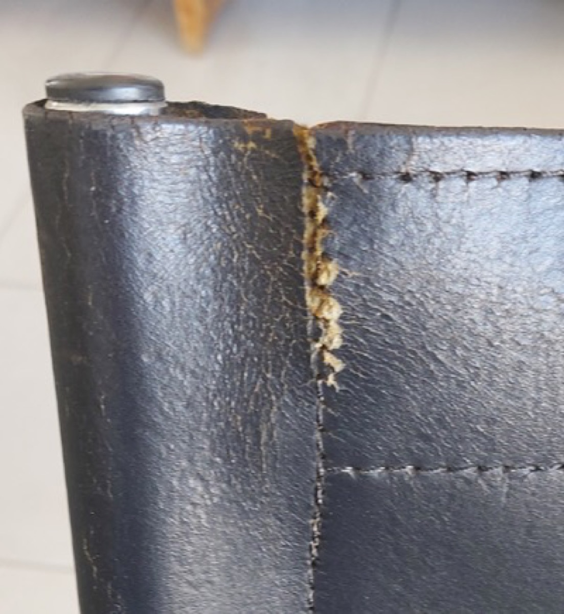 Chaise cuir avant réparation - coutures éclatées