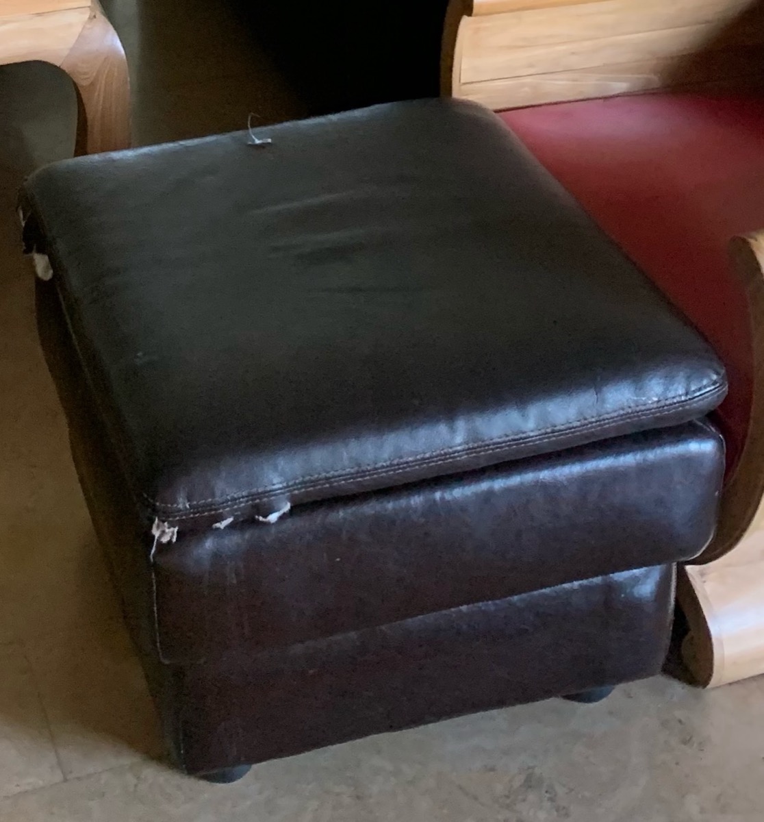 Pouf cuir avant rénovation